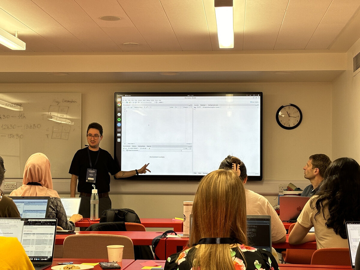 Fabricio teaching at the RNA-Seq workshop
